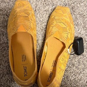 TOMS Women's Geometric Yellow Flats
